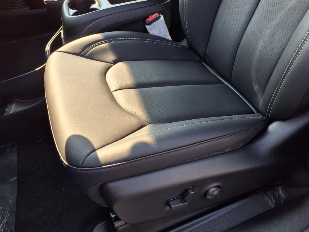2026 Chrysler Pacifica photo 13
