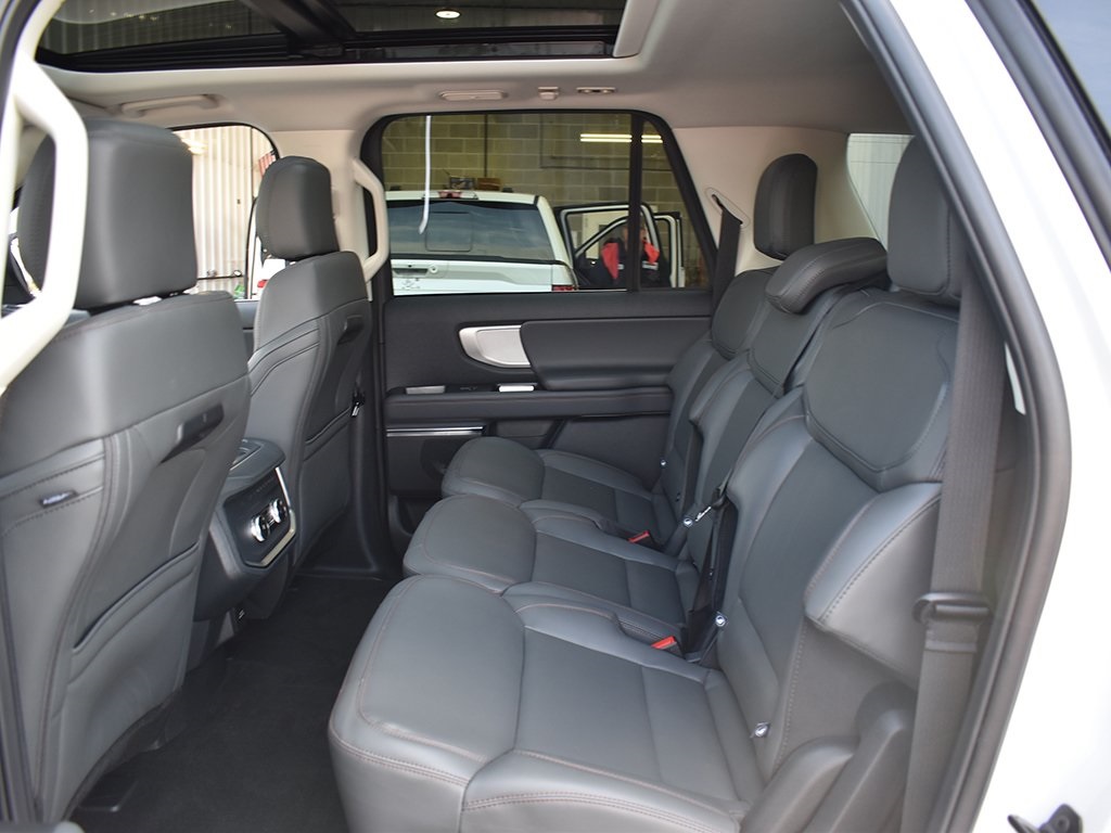 2025 Ford Expedition MAX photo 4