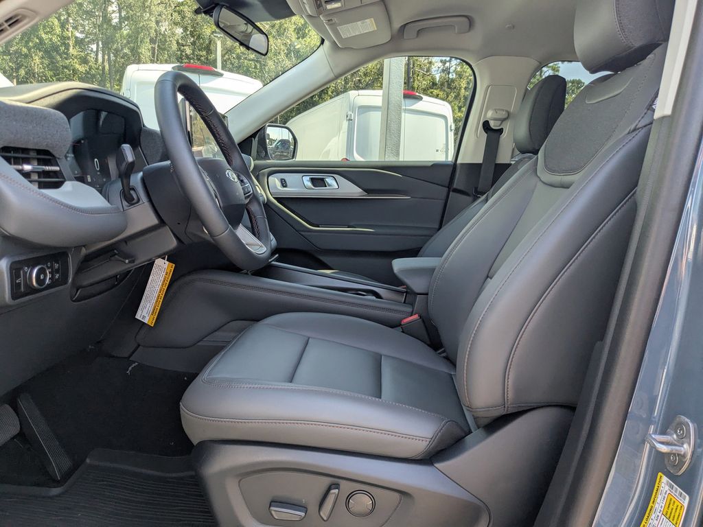 2025 Ford Explorer photo 14