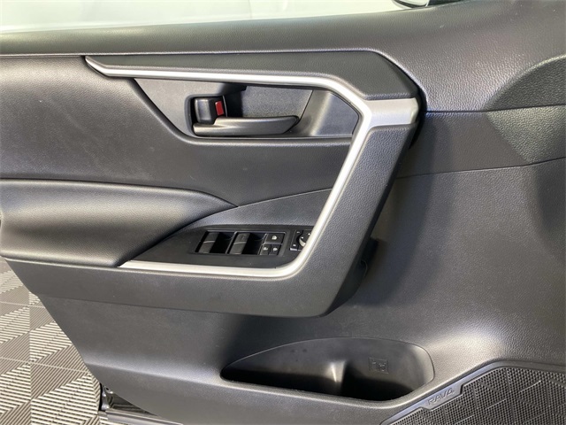 2021 Toyota RAV4 LE photo 21