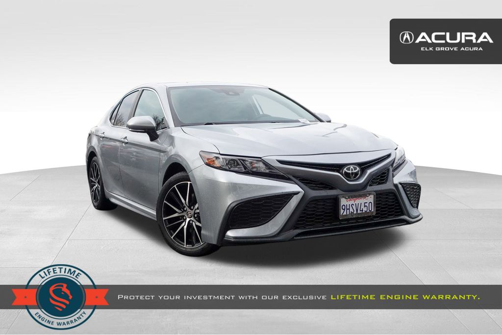 2024 Toyota Camry SE's photo