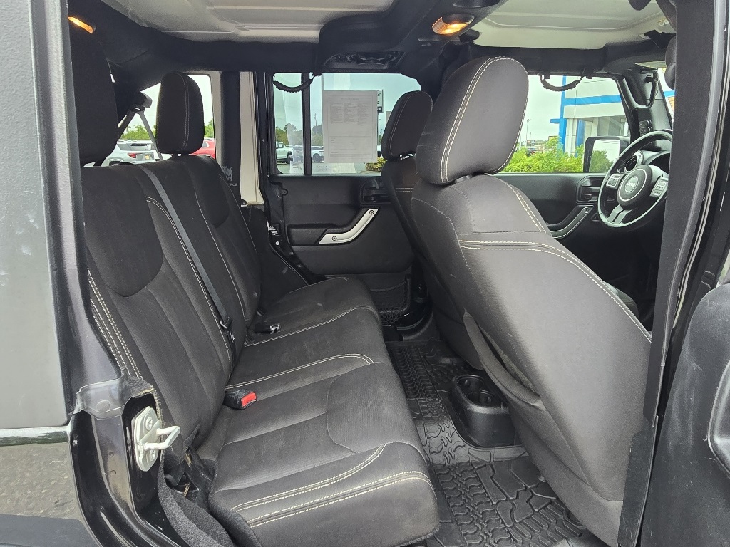 2016 Jeep Wrangler Unlimited Rubicon photo 12