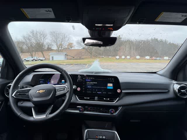 2025 Chevrolet Equinox LT photo 2