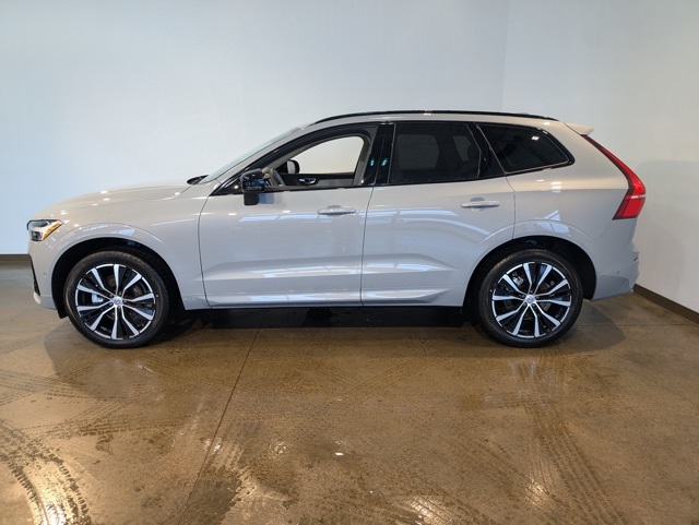 2025 Volvo XC60 B5 Plus photo 3