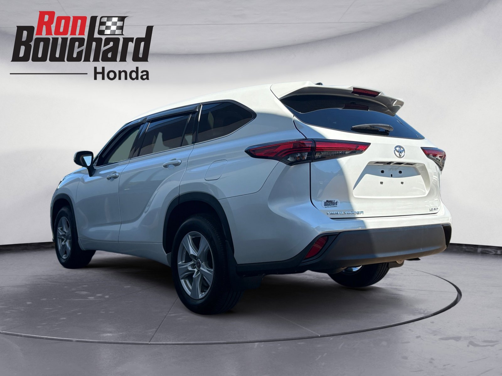 2022 Toyota Highlander LE photo 4