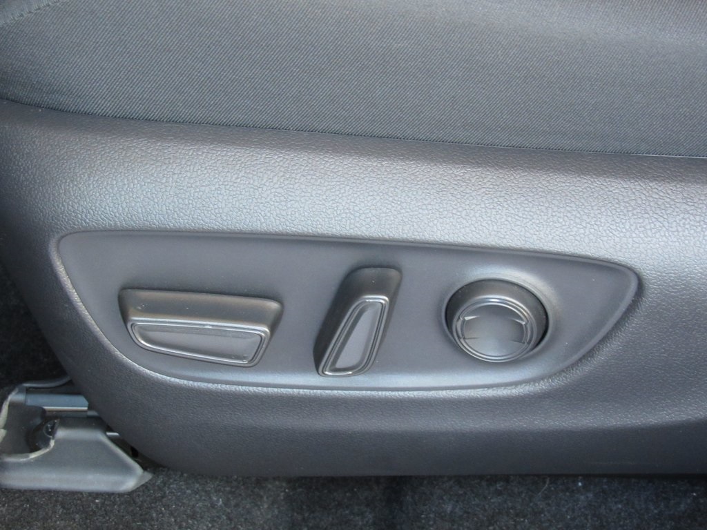 2025 Toyota RAV4 Hybrid XLE photo 13