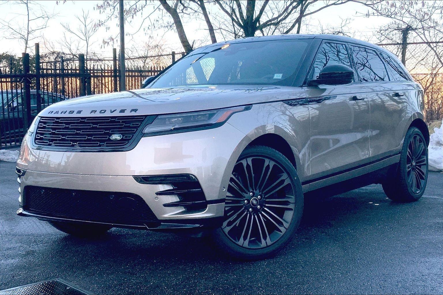 2026 Land Rover Range Rover Velar Dynamic SE's photo