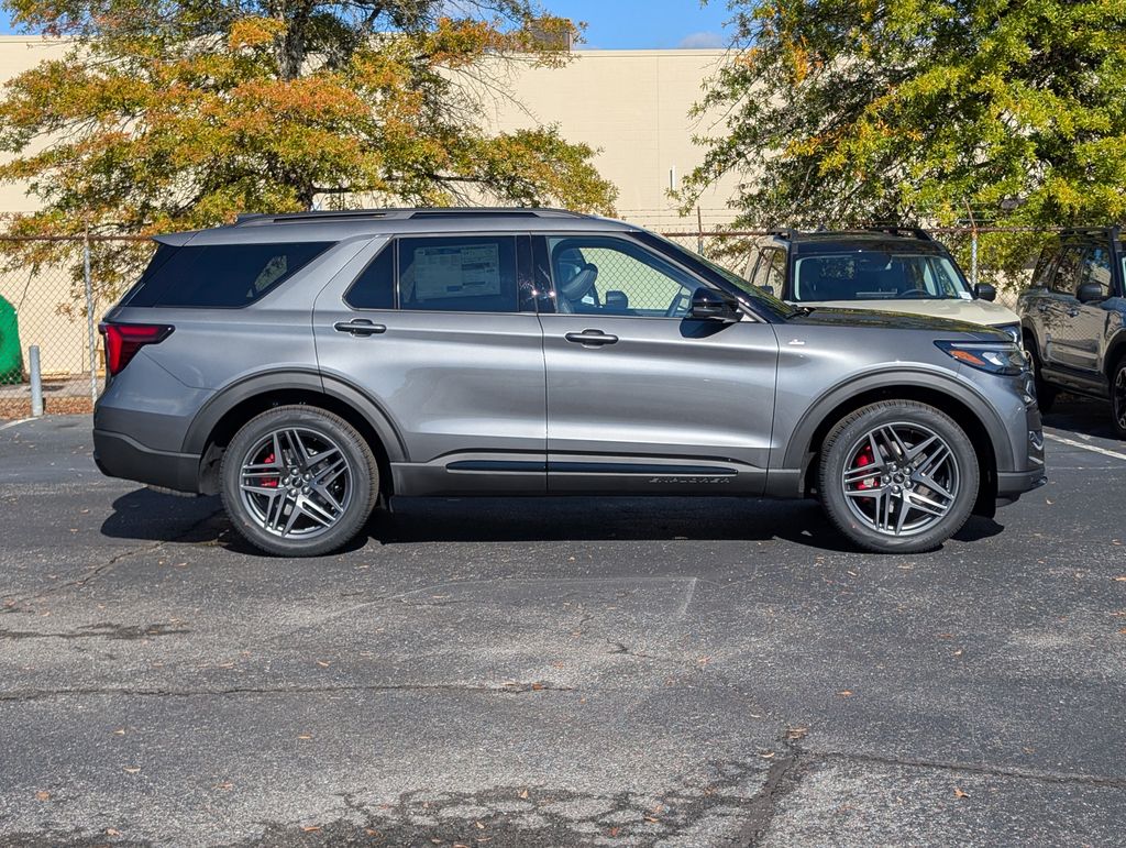 2026 Ford Explorer ST-Line photo 3