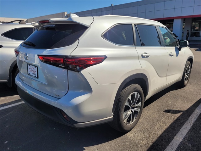 2023 Toyota Highlander XLE photo 2