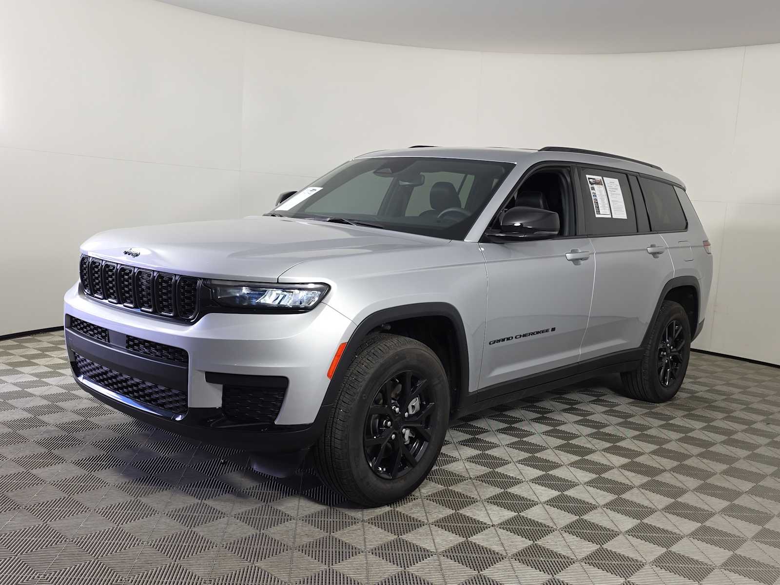 2024 Jeep Grand Cherokee Altitude photo 3