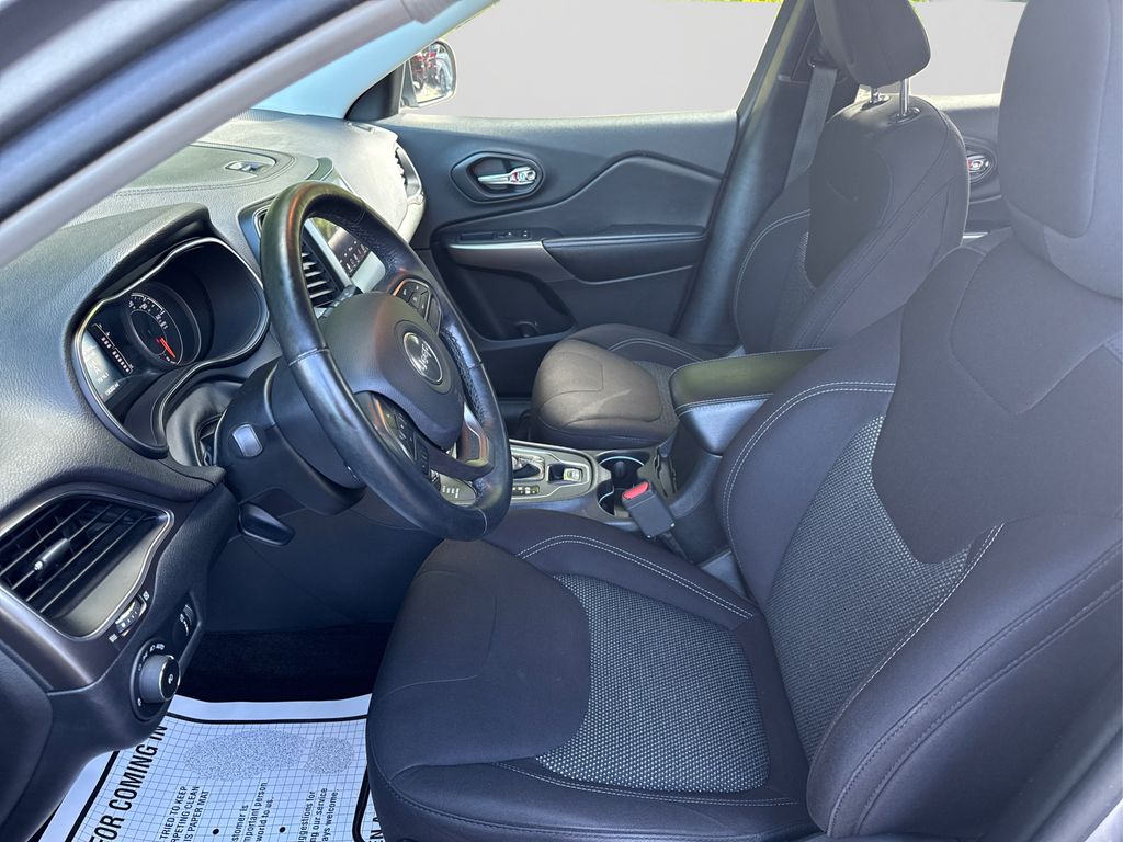 2019 Jeep Cherokee Latitude photo 8