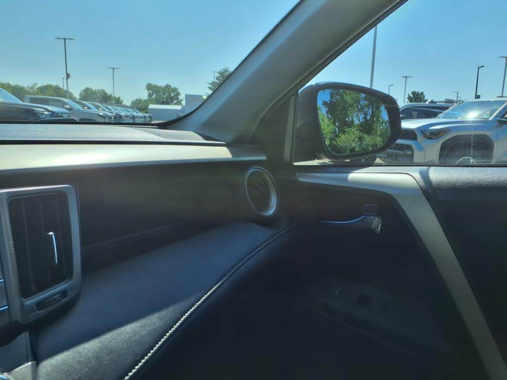 2015 Toyota RAV4 XLE photo 20