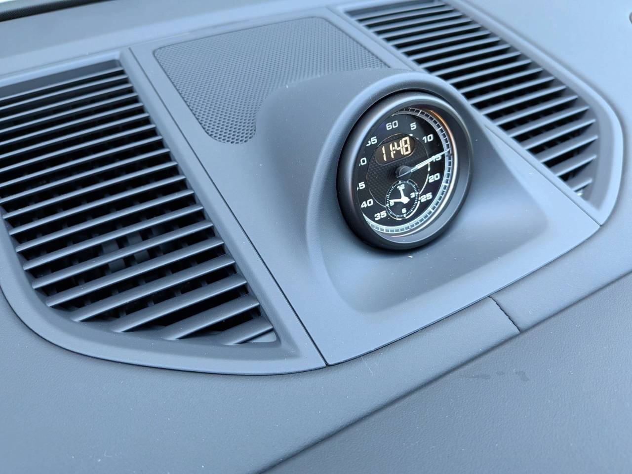 2025 Porsche Macan T photo 19