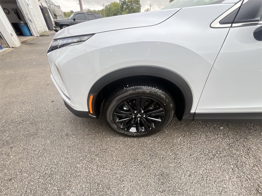 2026 Mitsubishi Eclipse Cross LE photo 10