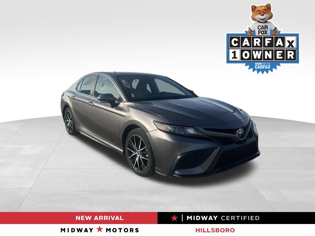 2022 Toyota Camry SE's photo
