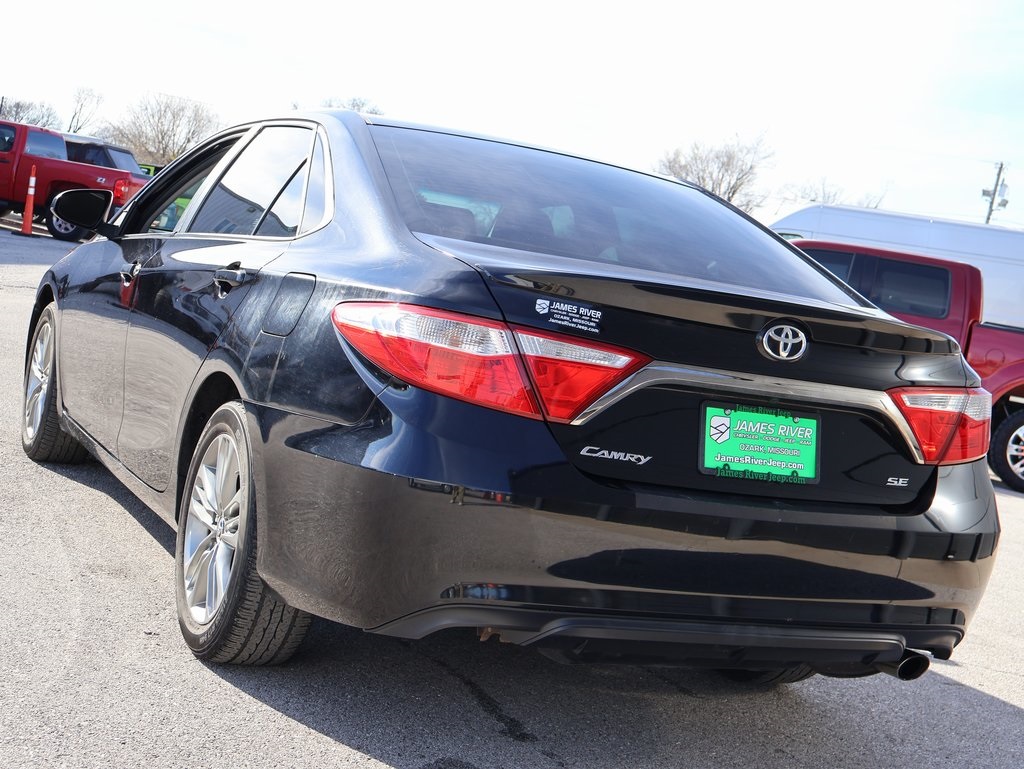 2016 Toyota Camry SE photo 3