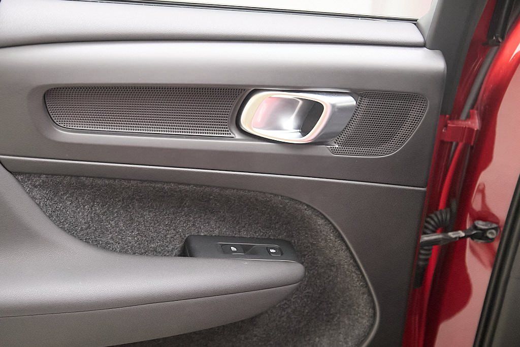 2023 VOLVO XC40 - Image 19