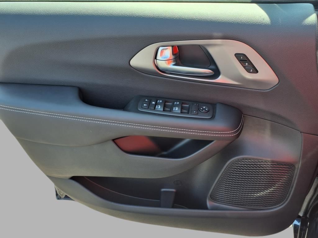 2025 Chrysler Pacifica photo 13