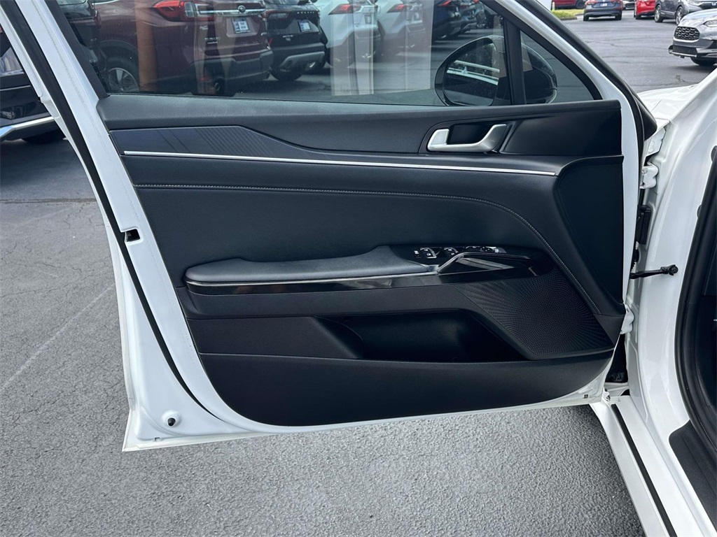 2025 Kia K5 GT-Line photo 5
