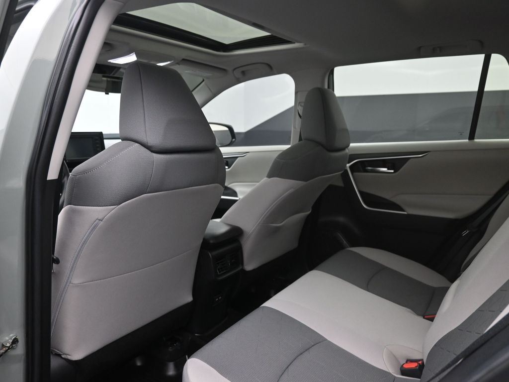 2022 Toyota RAV4 XLE photo 2