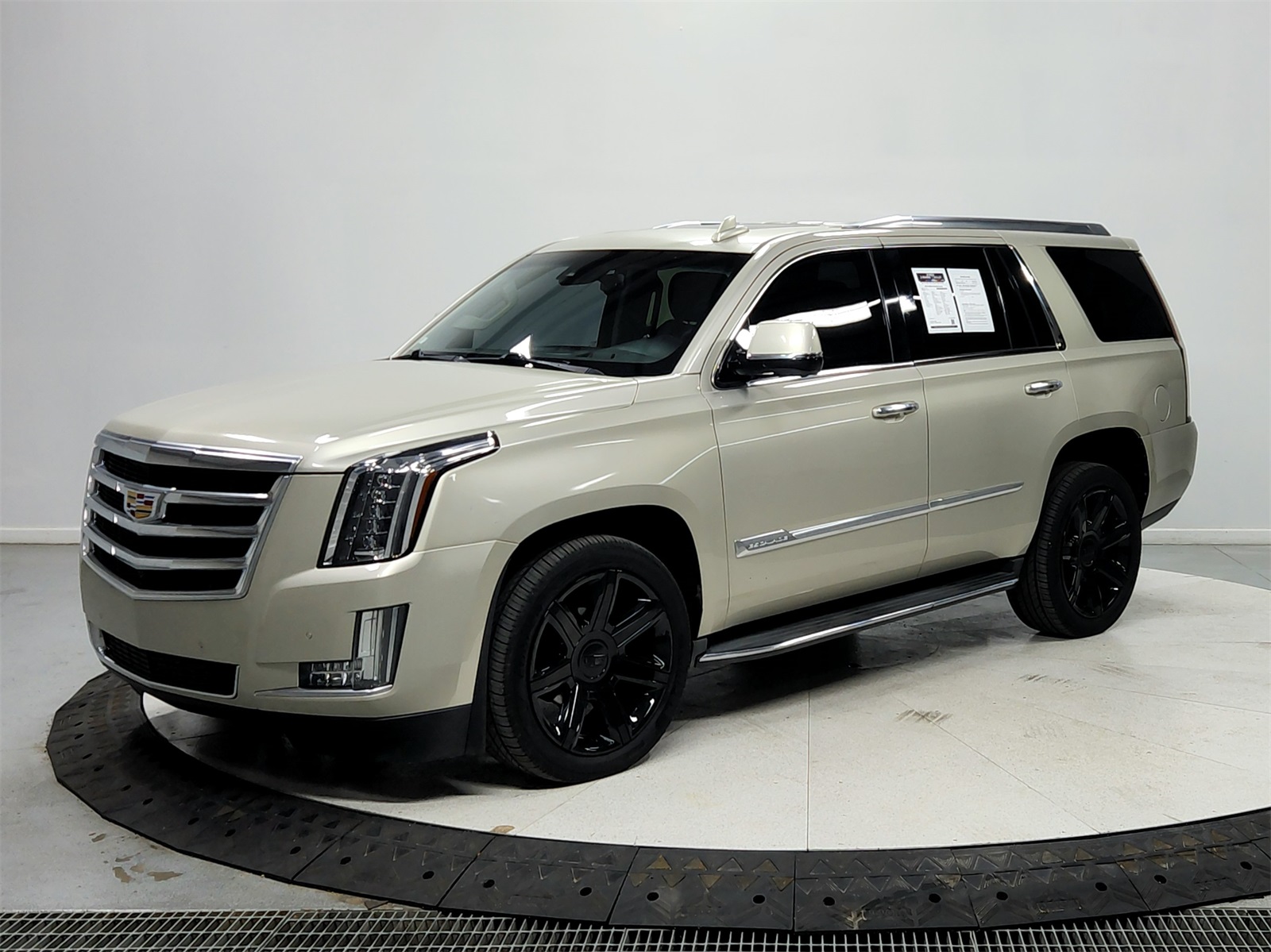 2015 Cadillac Escalade Luxury photo 3