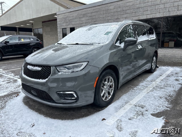 2021 Chrysler Pacifica Touring's photo