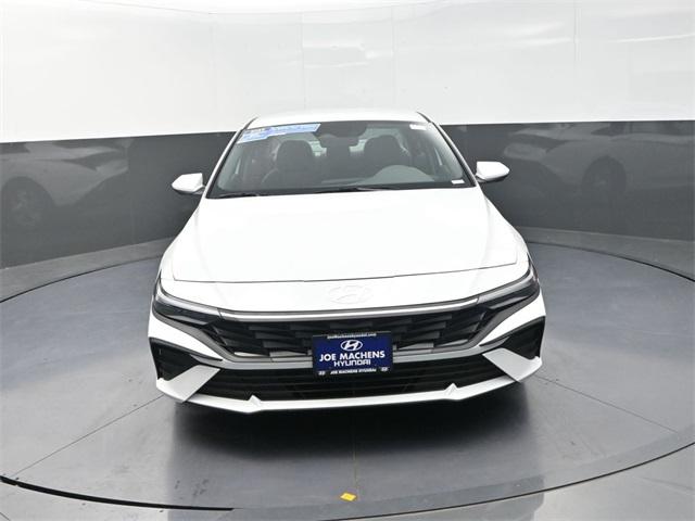 2025 Hyundai Elantra SE photo 3
