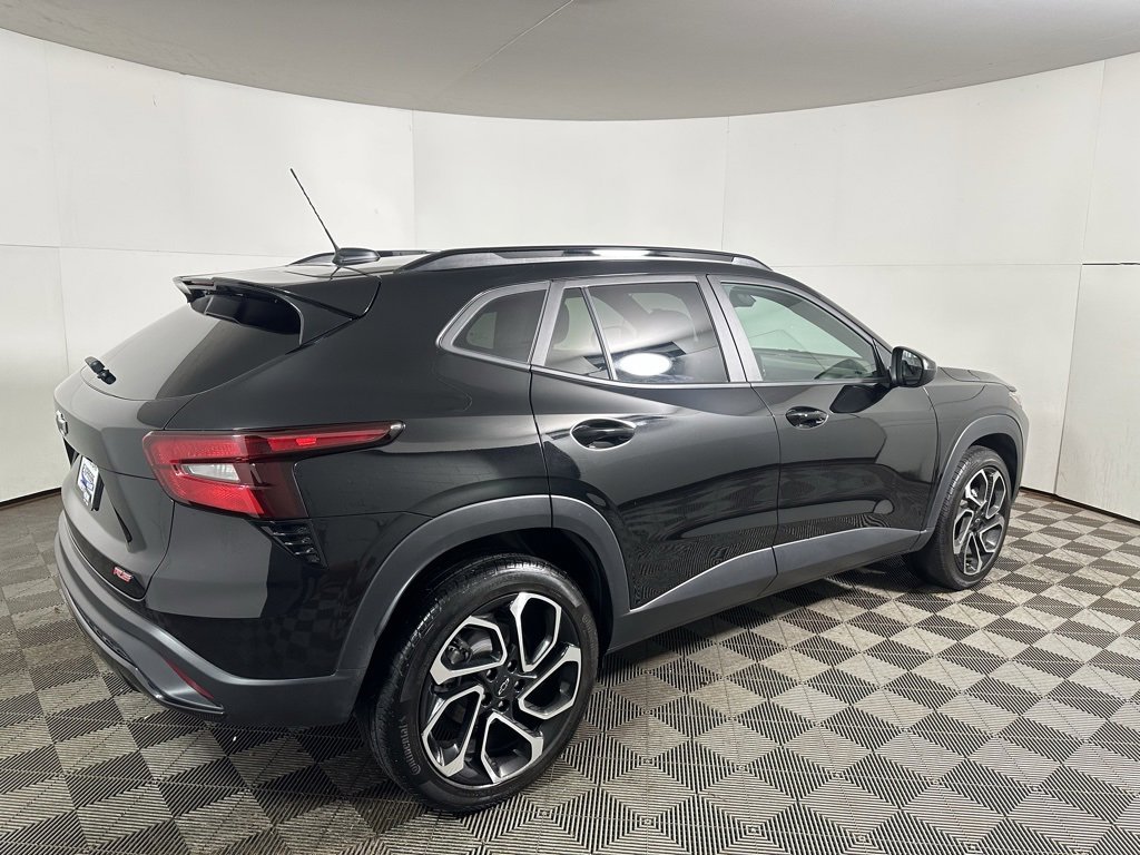 2024 Chevrolet Trax photo 2