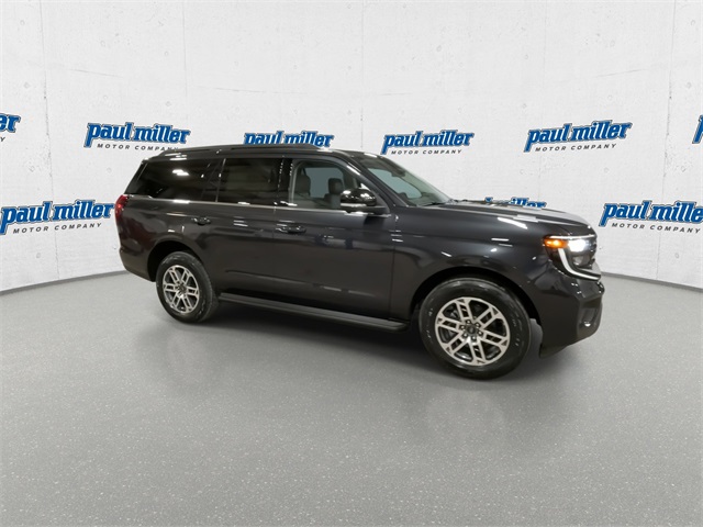 2025 Ford Expedition photo 2