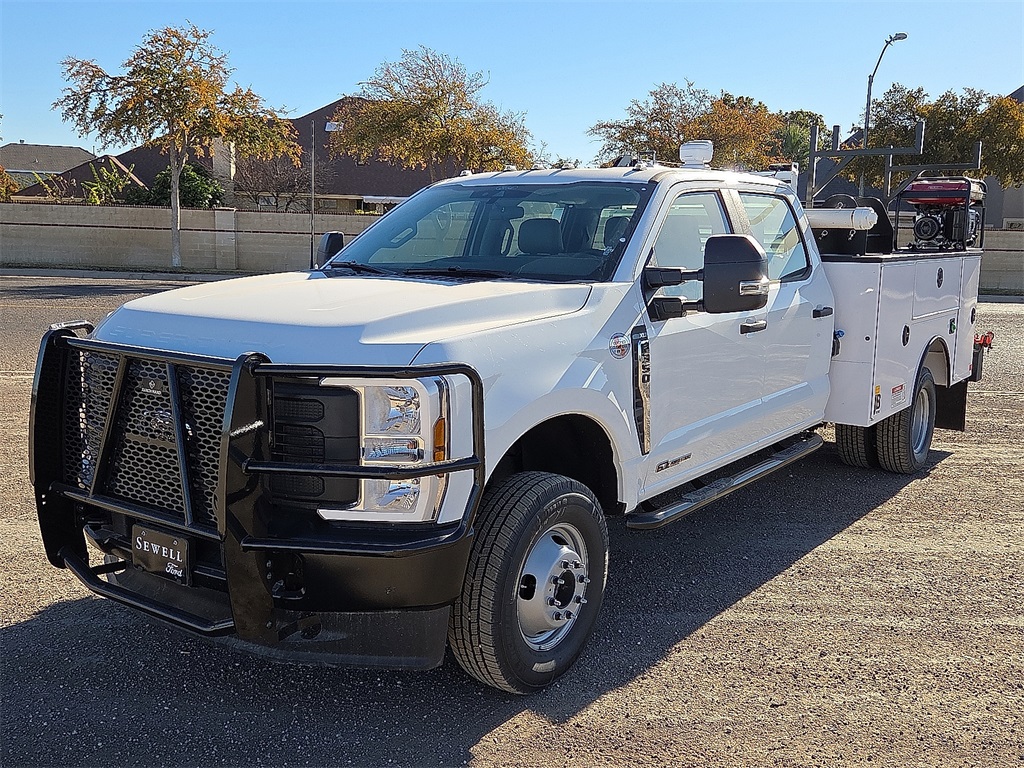 2025 Ford F-350 Super Duty Chassis Cab XL's photo