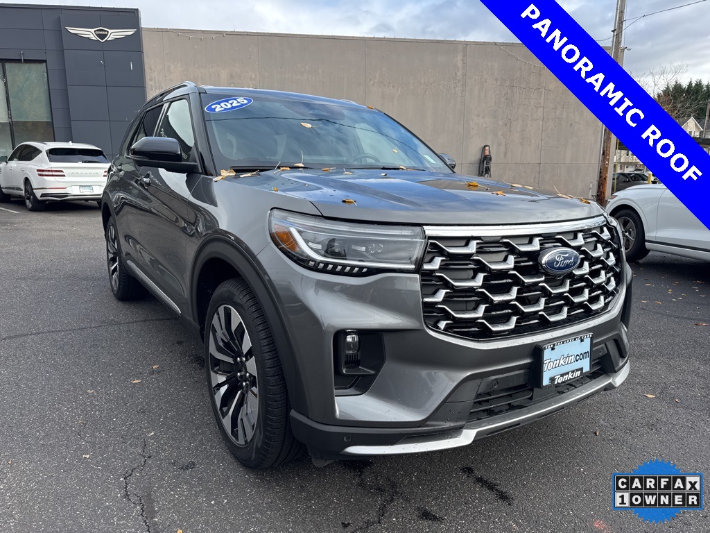 2025 Ford Explorer Platinum's photo
