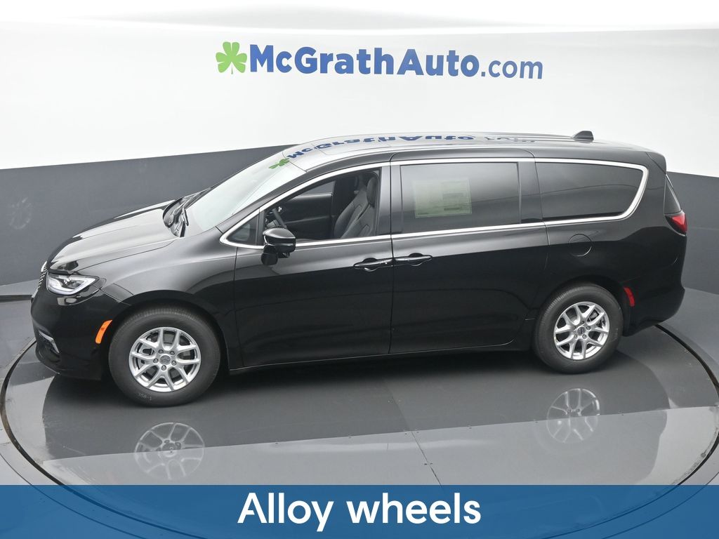 2025 Chrysler Pacifica photo 17