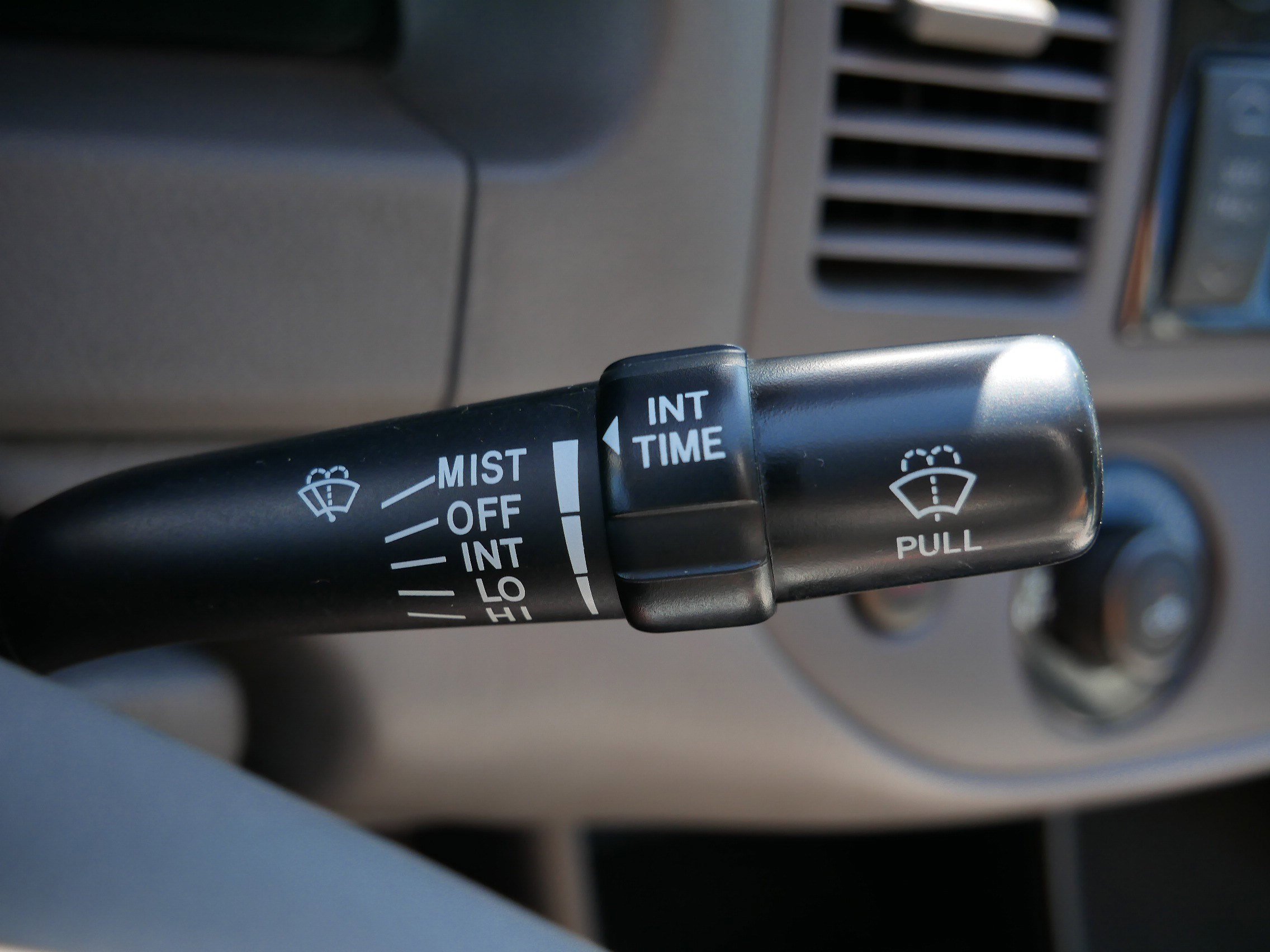 2004 Toyota Camry LE photo 25