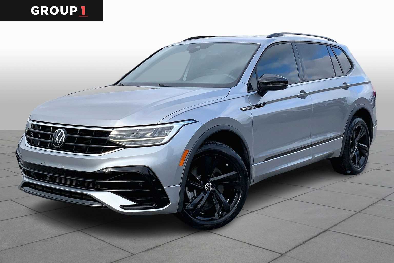 2023 Volkswagen Tiguan SE R-LINE BLACK's photo