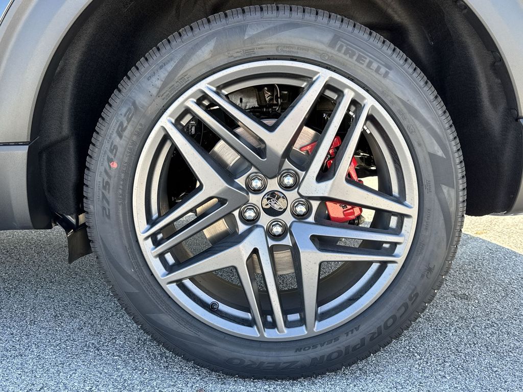 2025 Ford Explorer ST-Line photo 17