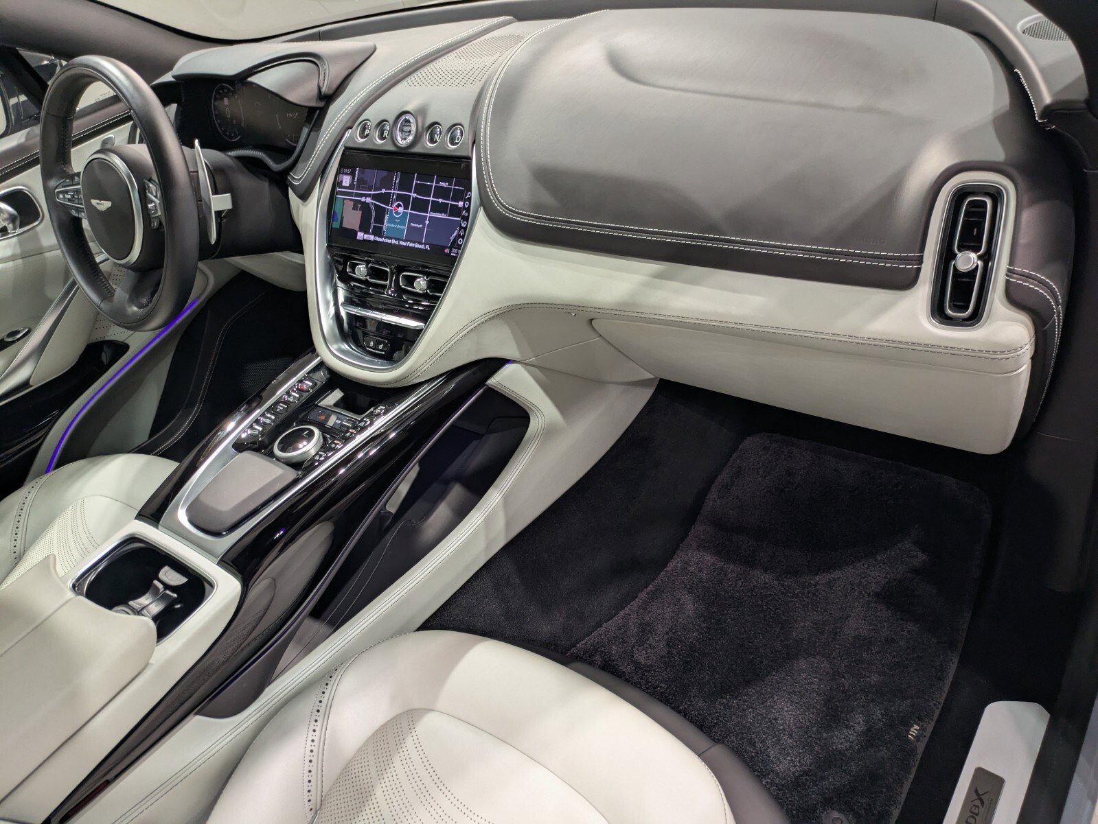 2024 Aston Martin DBX photo 25