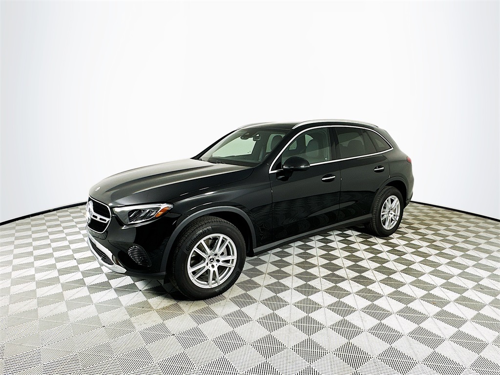 2025 Mercedes Benz GLC 300 photo 3