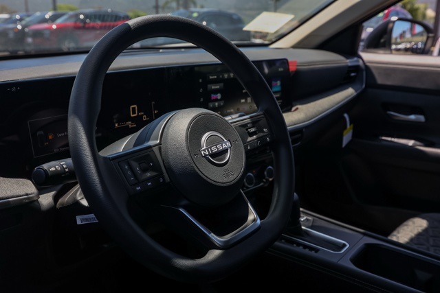 2025 Nissan Kicks SV photo 12