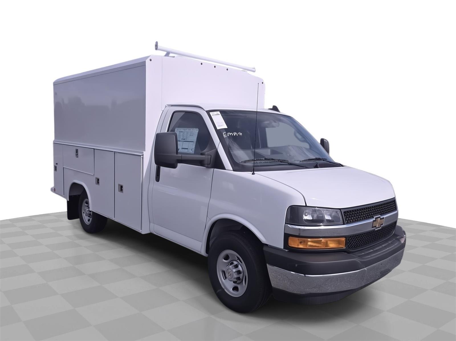 2025 Chevrolet Express Cutaway Base's photo