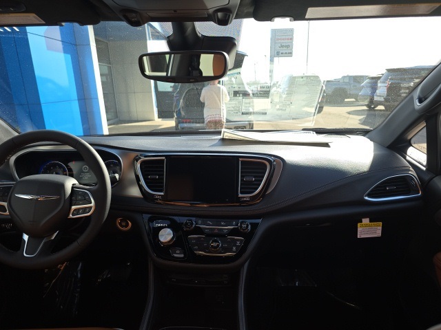 2026 Chrysler Pacifica Pinnacle photo 11