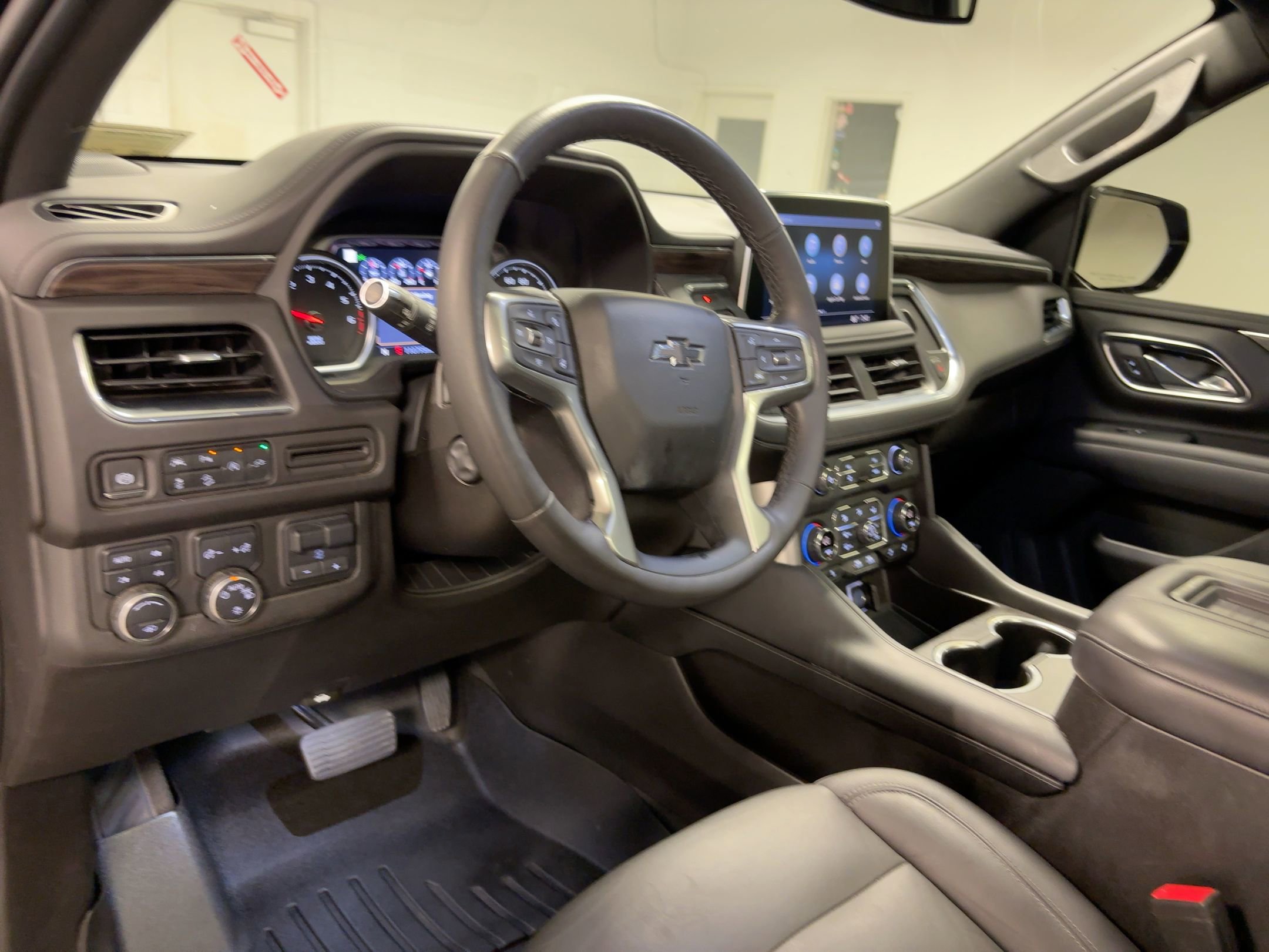 2021 Chevrolet Suburban Z71 photo 2