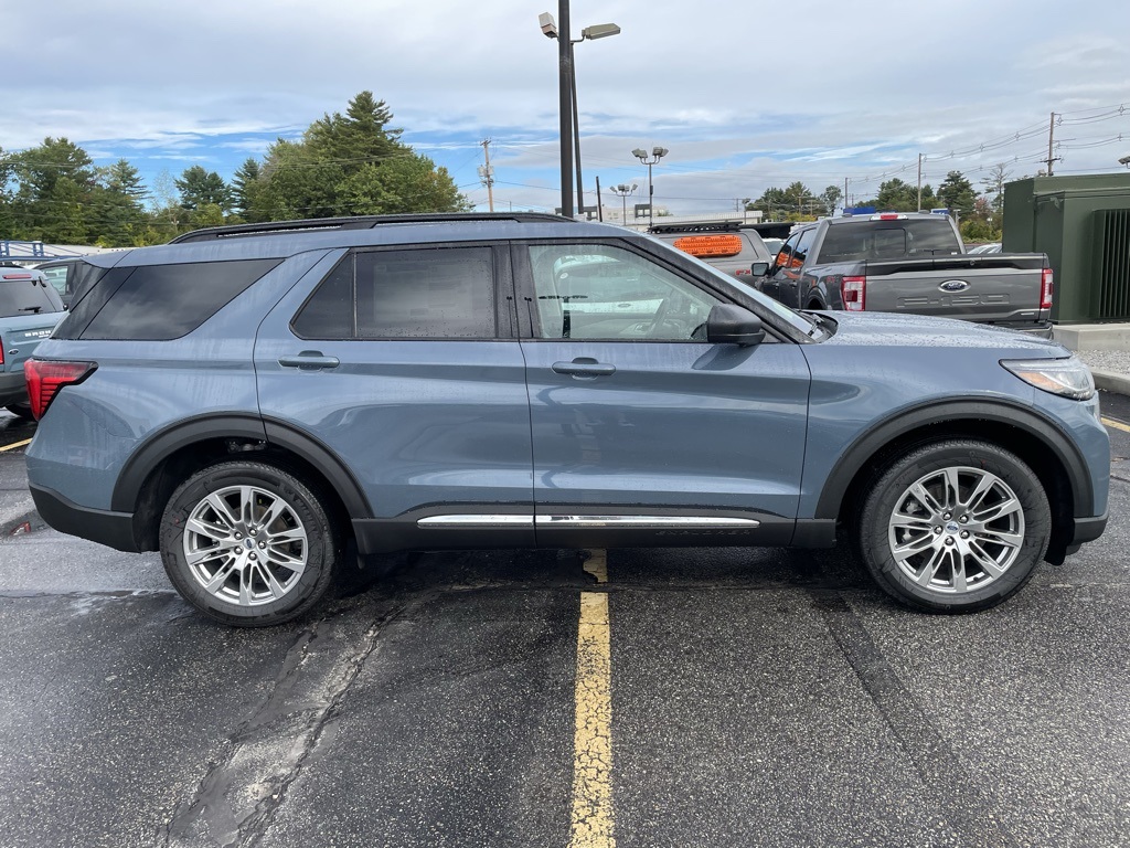 2025 Ford Explorer photo 2