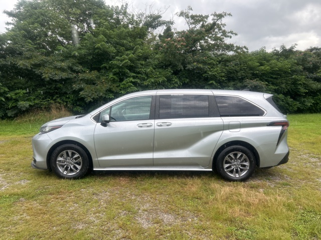 2023 Toyota Sienna LE photo 4