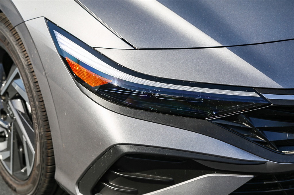 2025 Hyundai Elantra SEL Sport photo 9