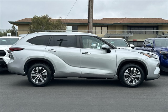 2024 Toyota Highlander XLE photo 2