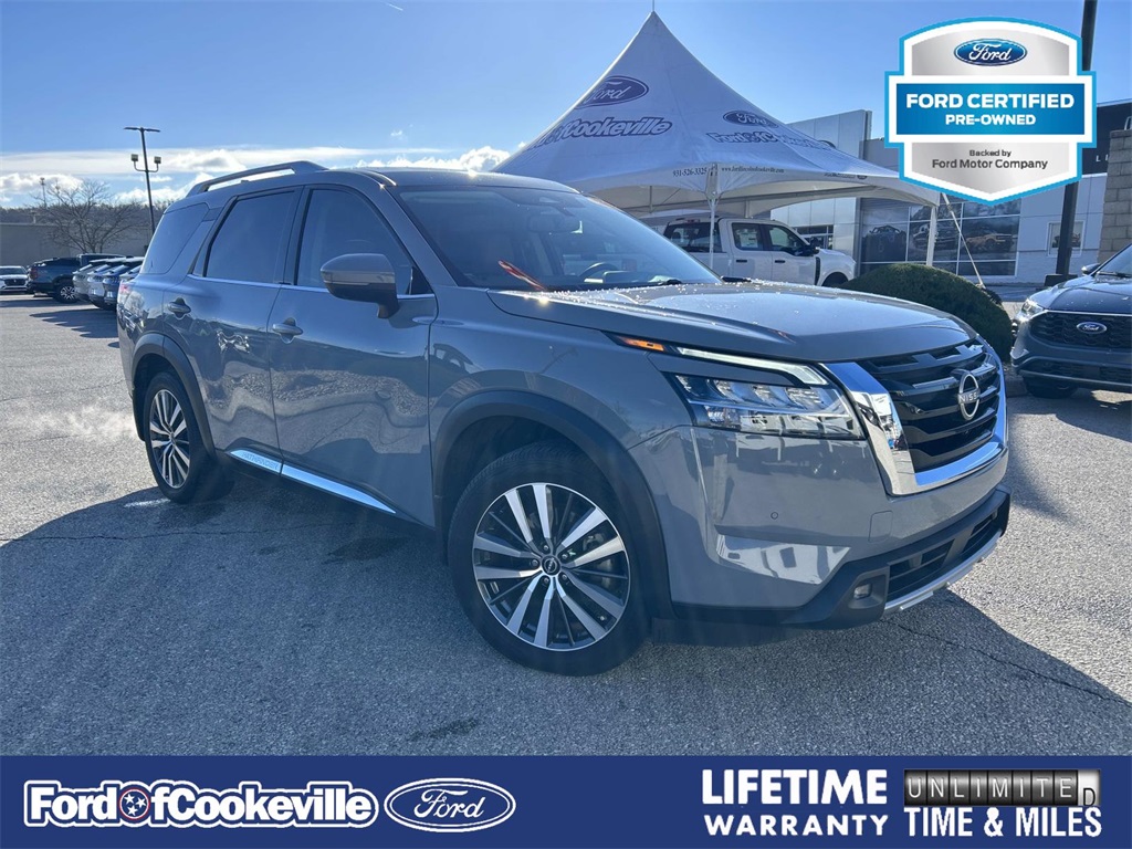 2022 Nissan Pathfinder Platinum's photo