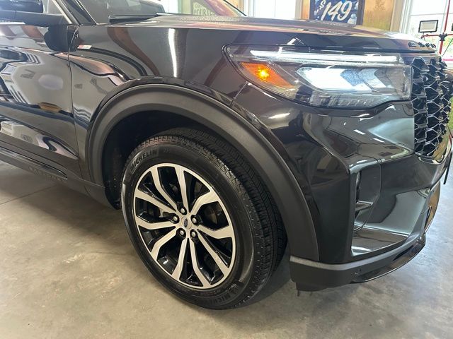 2025 Ford Explorer ST-Line photo 16