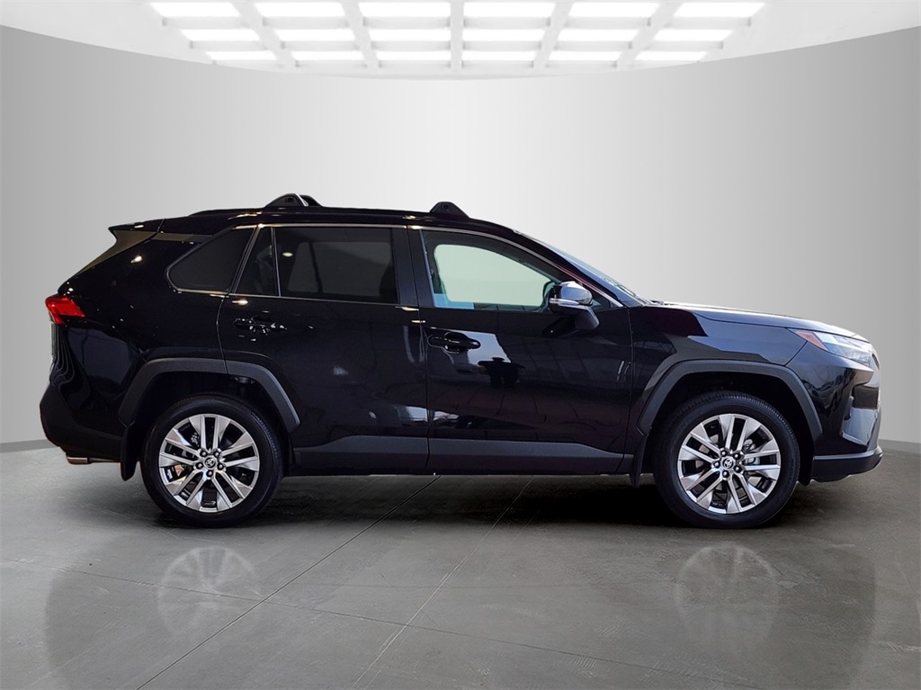 2023 Toyota RAV4 XLE Premium photo 3