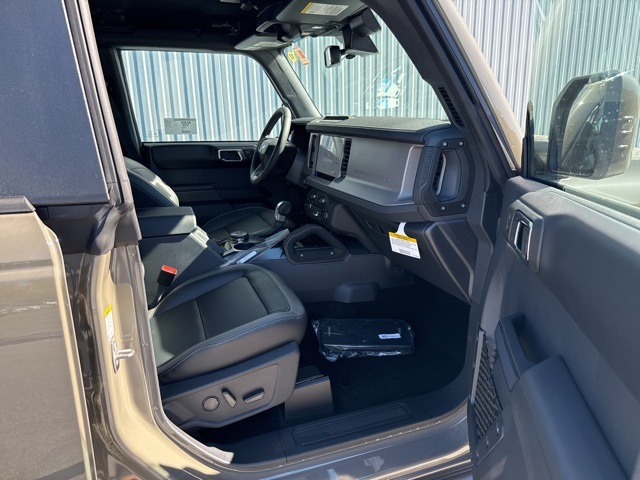 2025 Ford Bronco Outer Banks photo 2