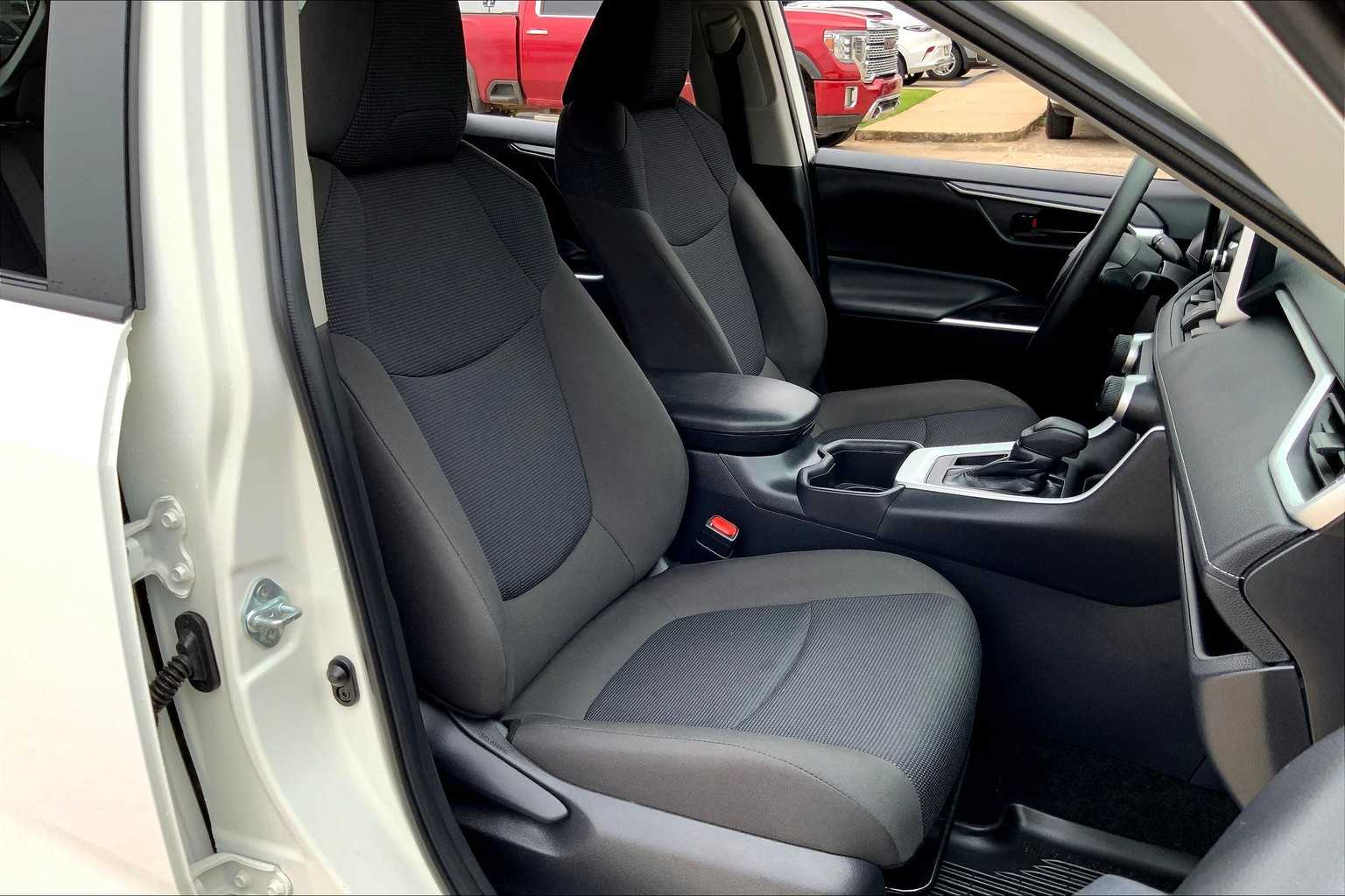 2025 Toyota RAV4 LE photo 6